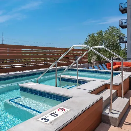 2 Bedroom Dwntwn Apt With Hot Tub